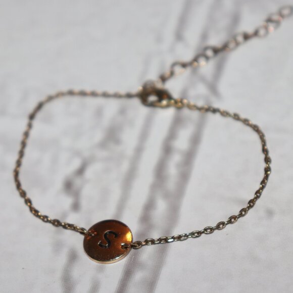 Beautiful gold S initial charm bracelet Adjustable 6-8" - Picture 2 of 5